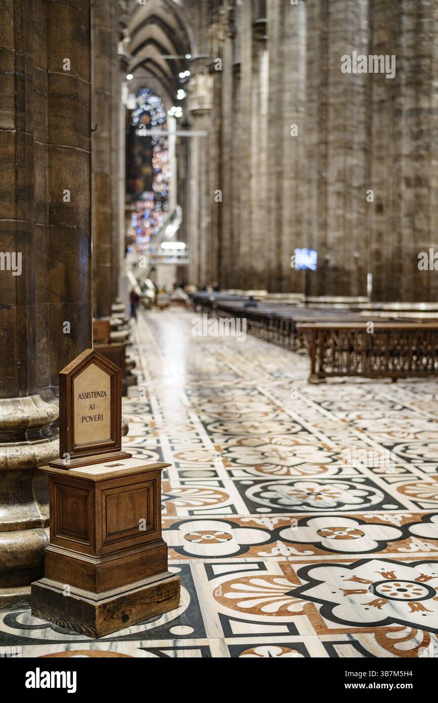 Coffret de dons dans la cathédrale Duomo. Milan, Italie. Banque D'Images