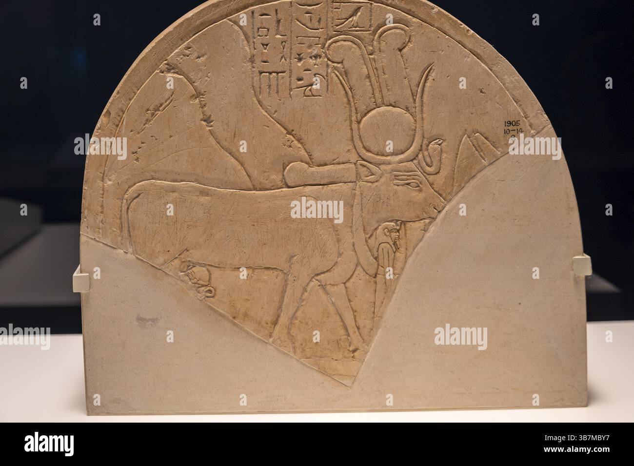 Stèle avec Hathor comme vache, calcaire, XVIIIe dynastie, temple Mentuhotep II, Deir el-Bahari, Thèbes, Égypte, collection du British Museum, Afrique Banque D'Images