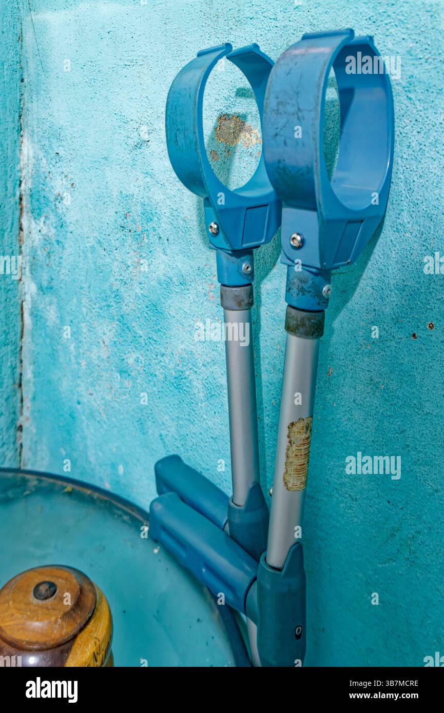Dessus de deux béquilles stockées derrière une table recouverte de verre à Jinotega, Nicaragua, Banque D'Images