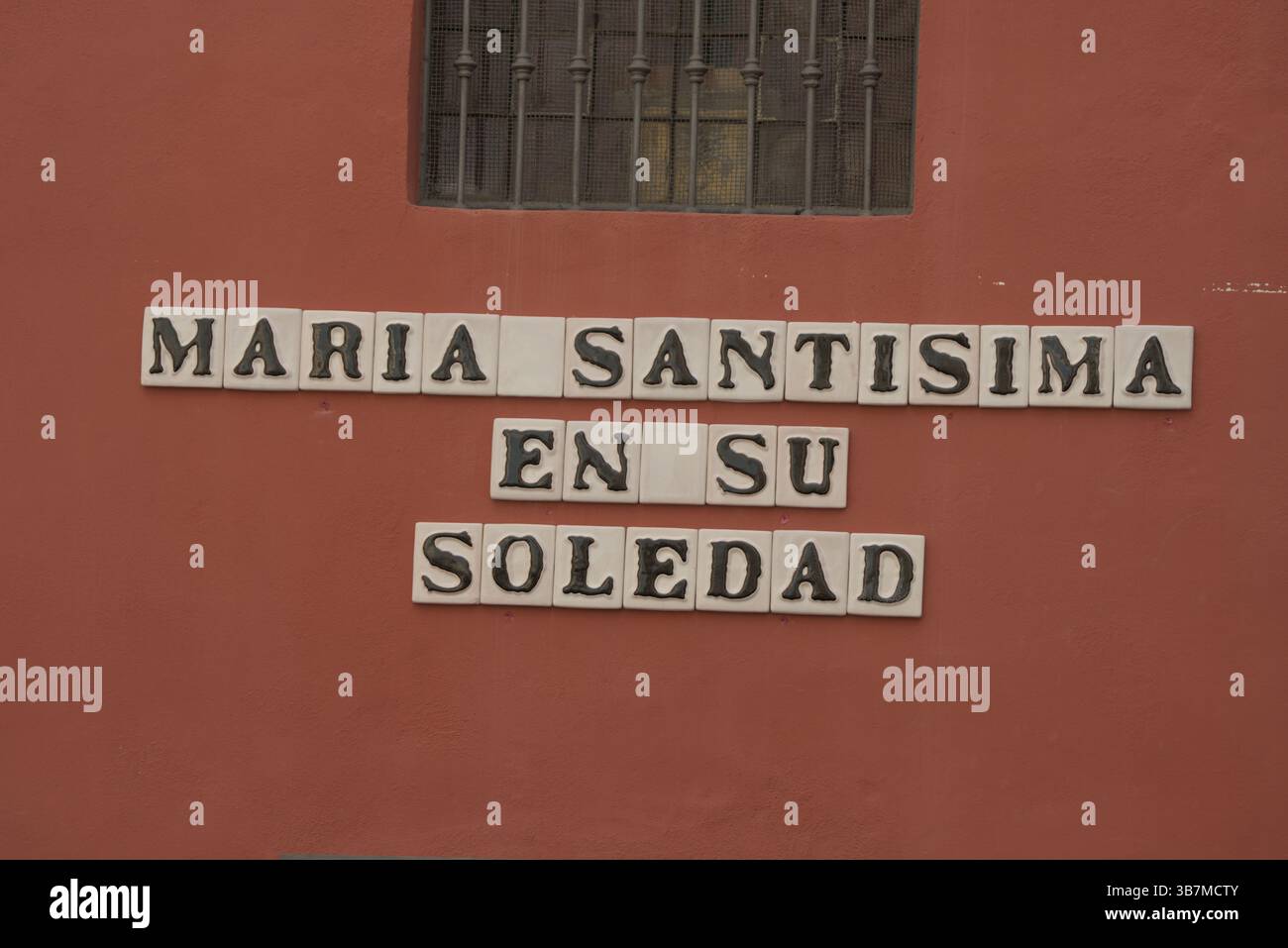 Tuile espagnole lettrage “Maria Santisima en su Soledad” sur un mur rouge à Séville, Andalousie, Espagne.Séville, Espagne Banque D'Images