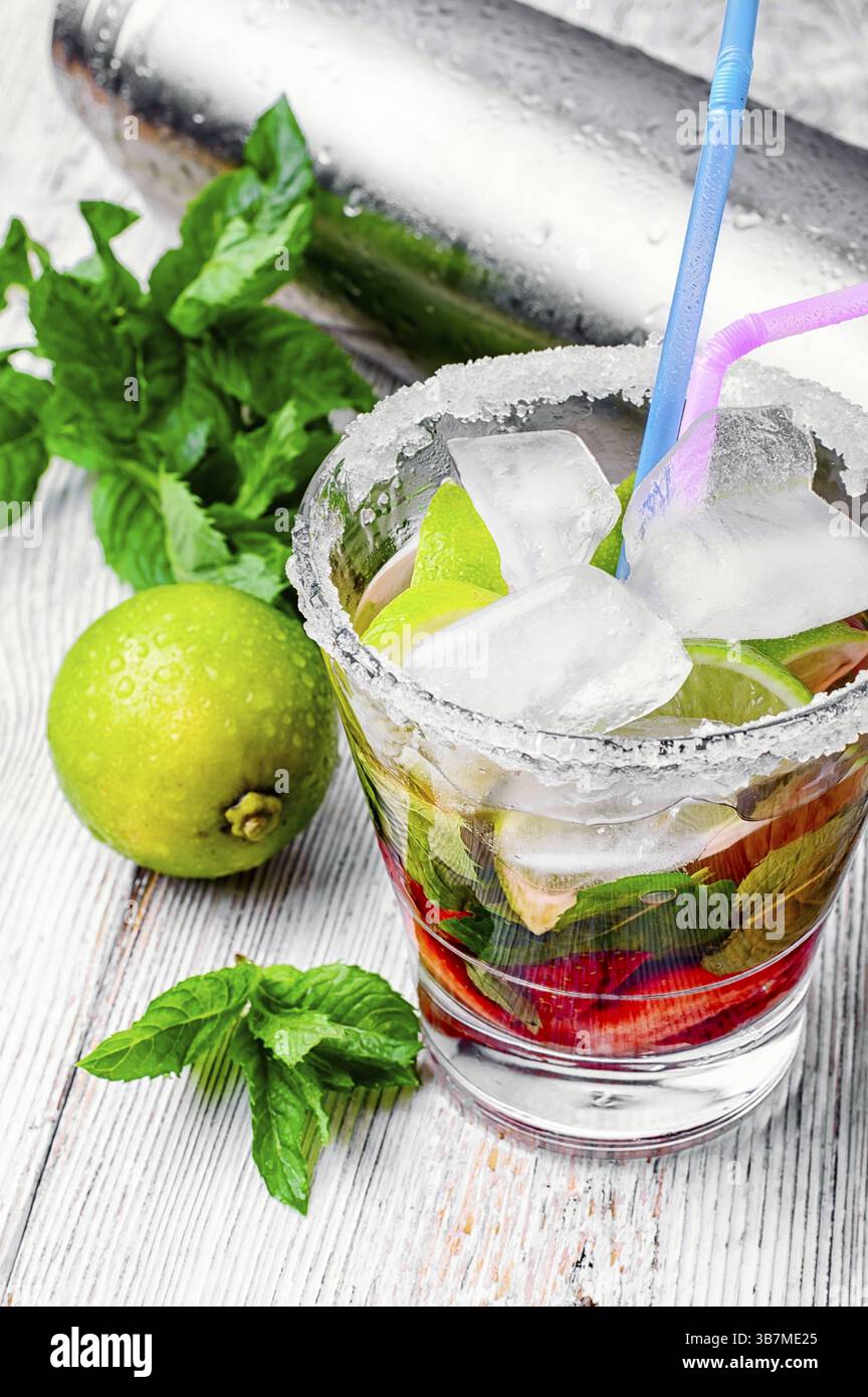 Cocktail alcoolisé populaire avec citron vert, menthe et fraises Banque D'Images