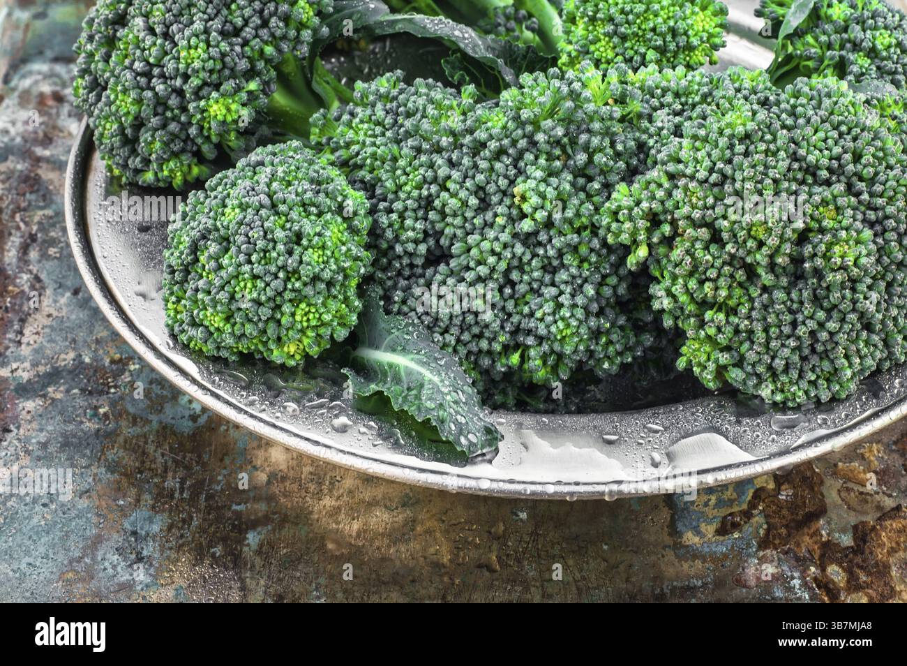 Récoltez le chou-fleur de brocoli sur une plaque de fer Banque D'Images