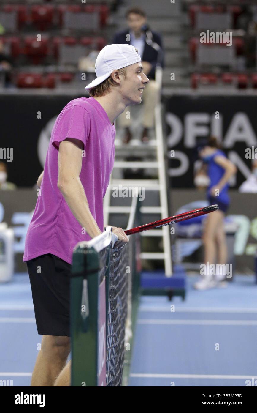 Sofia, Bulgarie - 10 novembre 2020 : Denis Shapovalov, du Canada, fait valoir avec l'arbitre un des points qu'il a perdus lors de son match ouvert de Sofia ATP 250 Banque D'Images
