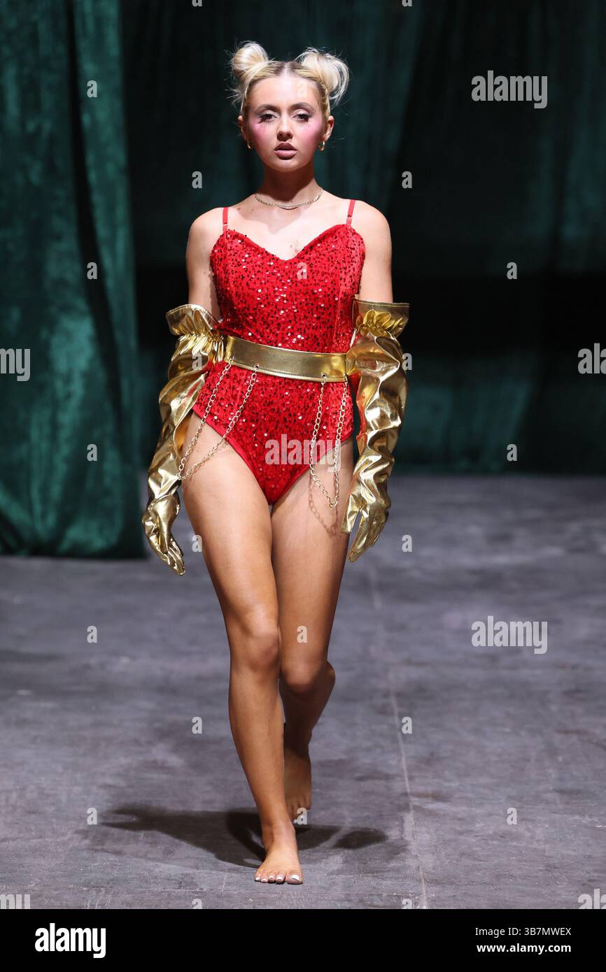 MIAMI BEACH, FLORIDE - MAI 31 : un mannequin marche sur la piste pour Margeaux Paris pendant la semaine de natation du Bureau Miami au Palm House le 31 mai 2024 à Miami Beach, Floride....personnes : mannequin (crédit image : © SMG via ZUMA Press Wire) Banque D'Images