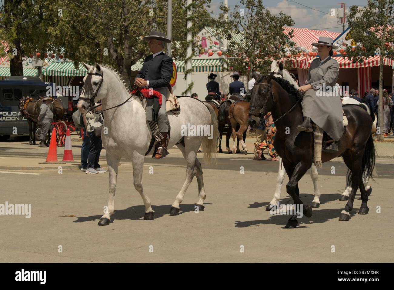 Les cavaliers andalous en traje corto traditionnel défilent à cheval à la Feria de Sevilla 2025, célébrant l'élégance et la fierté culturelle. Banque D'Images