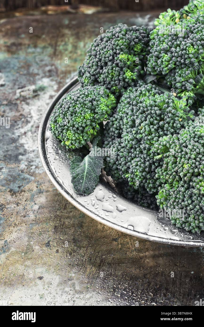 Récoltez le chou-fleur de brocoli sur une plaque de fer Banque D'Images