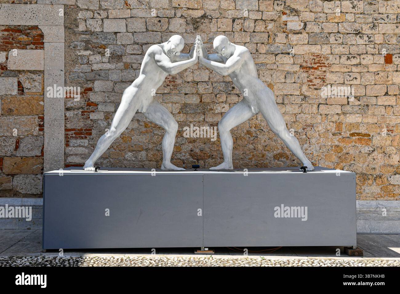 Sculpture monumentale 'Mr Arbitrium Mirrored' par Emanuele Giannelli à Piazzetta del Duomo, Pietrasanta (Lucques), Toscane, Italie Banque D'Images