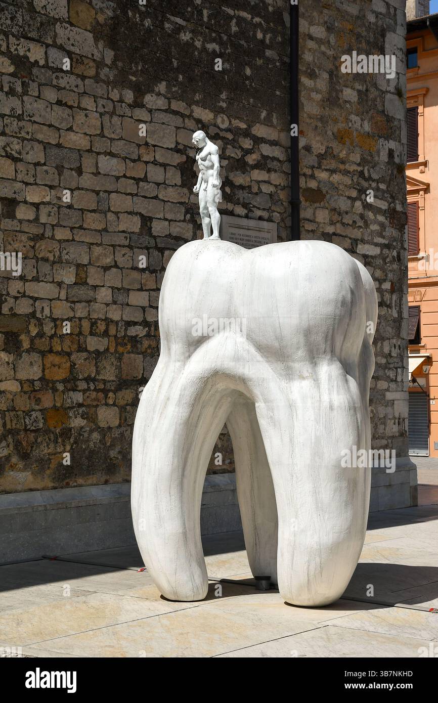 Sculpture monumentale 'Totemtooth' par Emanuele Giannelli à Piazzetta del Duomo, Pietrasanta (Lucques), Toscane, Italie Banque D'Images