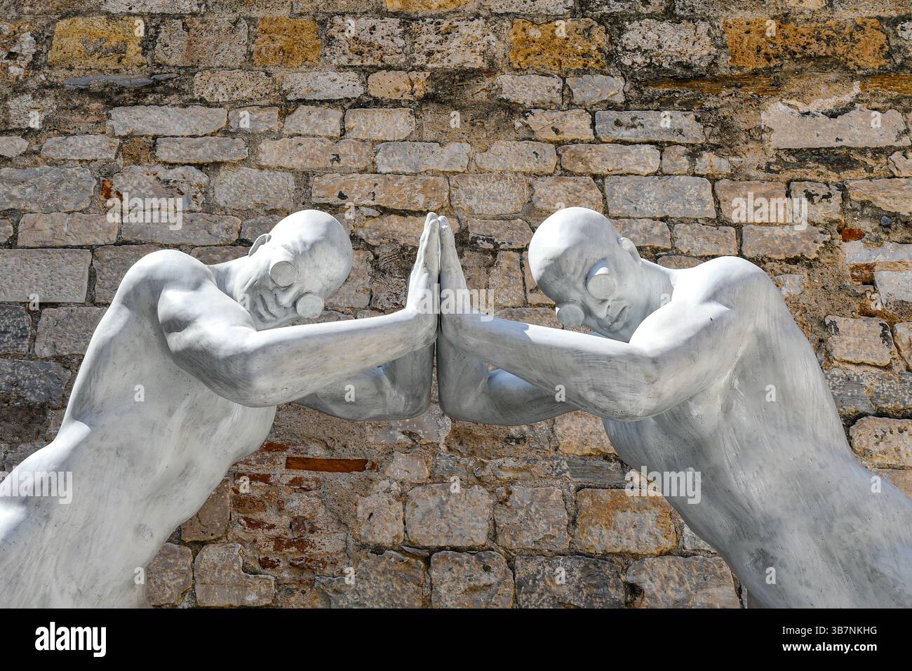 Sculpture monumentale 'Mr Arbitrium Mirrored' par Emanuele Giannelli à Piazzetta del Duomo, Pietrasanta (Lucques), Toscane, Italie Banque D'Images