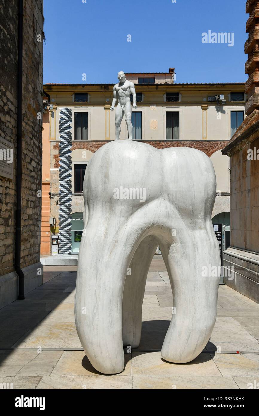 Sculpture monumentale 'Totemtooth' par Emanuele Giannelli à Piazzetta del Duomo, Pietrasanta (Lucques), Toscane, Italie Banque D'Images