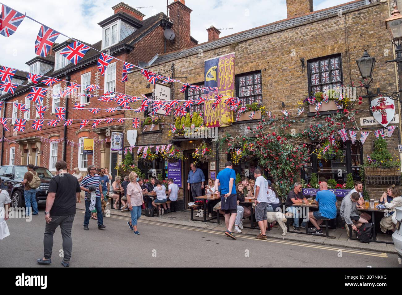 Foule devant la maison publique des deux brasseurs pendant l'été 2022 du jubilé de platine de la reine Elizabeth, Park Street, Windsor, Berkshire, Royaume-Uni. Banque D'Images