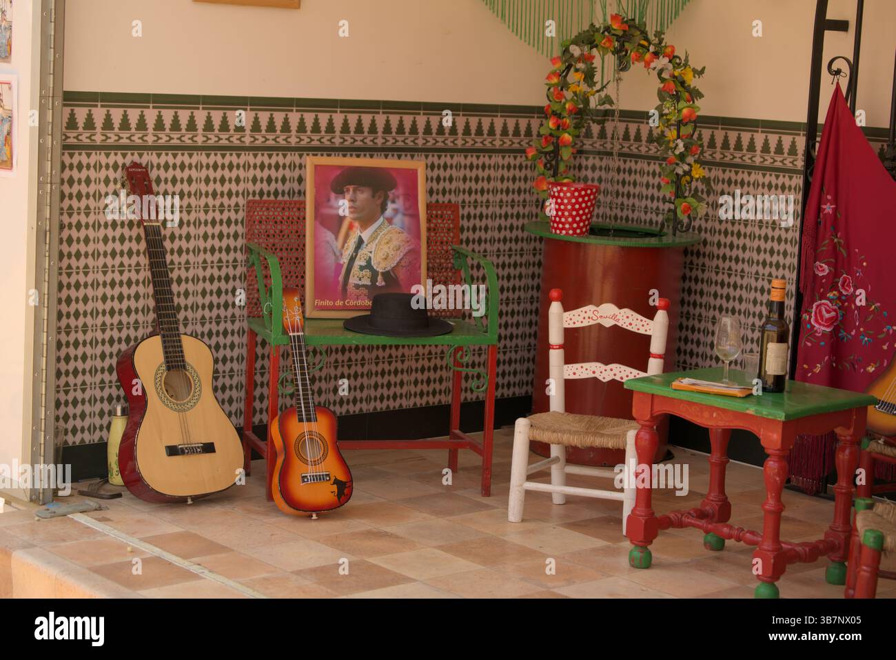 A l'intérieur d'une caseta Feria de Sevilla avec guitares, décor traditionnel et couleurs andalouses vibrantes.Feria de Sevilla, Espagne Banque D'Images