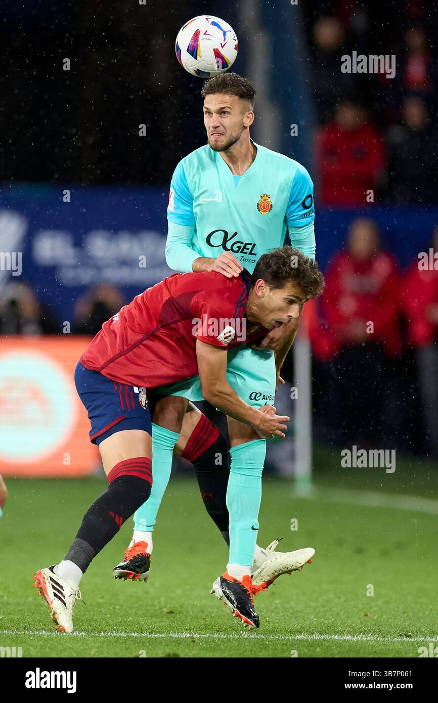 14 mai 2024, Pampelune, Navarre, ESPAGNE : Jose Copete du RCD Mallorca concourt pour le ballon avec Lucas Torro du CA Osasuna lors du match LaLiga EA Sports entre CA Osasuna et le RCD Mallorca à El Sadar le 14 mai 2024, à Pampelune, Espagne. (Crédit image : © Ricardo Larreina/AFP7 via ZUMA Press Wire) Banque D'Images