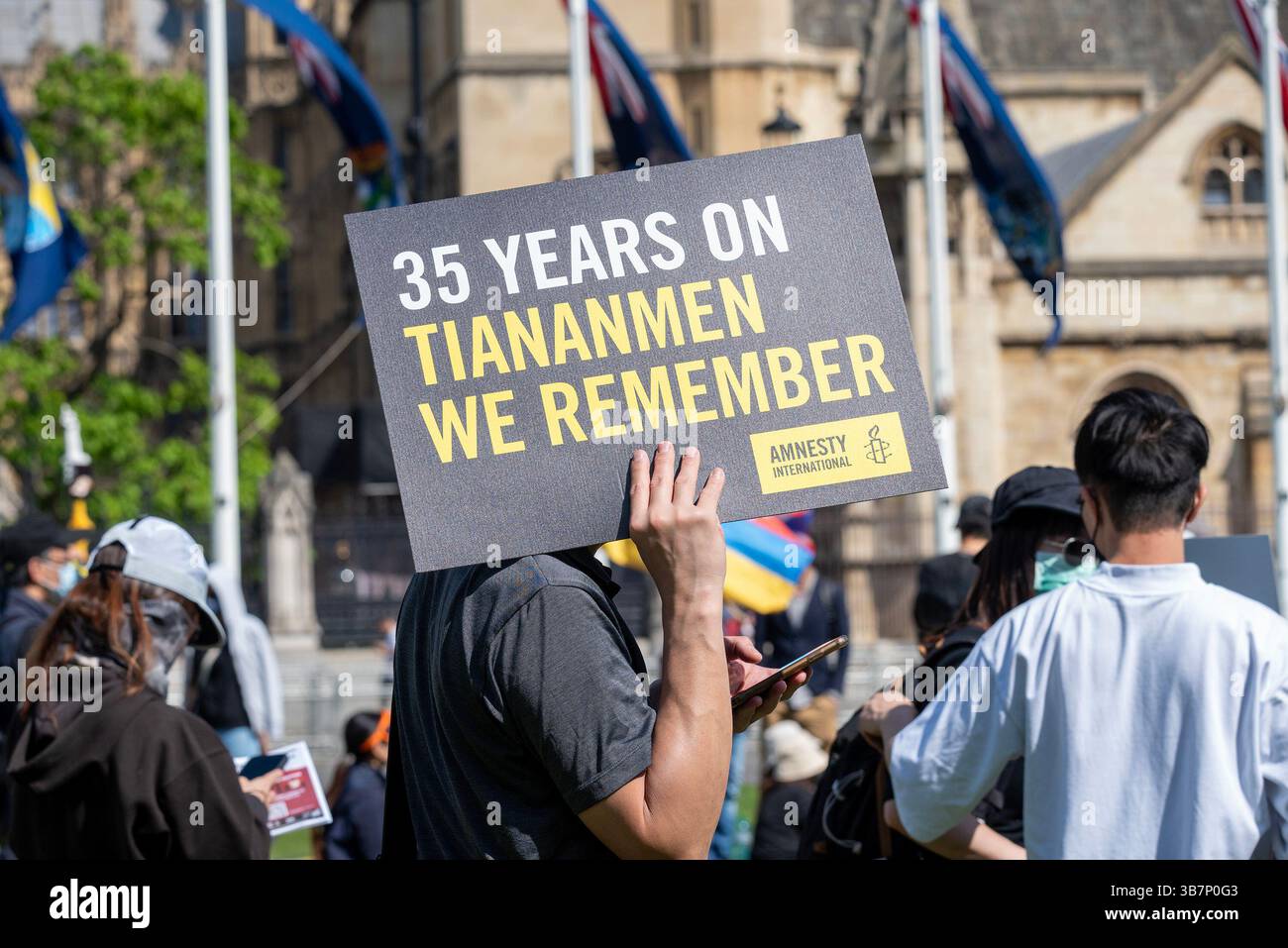 2 juin 2024, Londres, Angleterre, Royaume-Uni : Amnesty International a organisé un rassemblement sur la place du Parlement pour commémorer le 35e anniversaire du massacre de la place Tiananmen en raison de la répression sanglante du gouvernement chinois contre les manifestations étudiantes. Un manifestant tient une pancarte avec un message dessus. (Crédit image : © Krisztian Elek/ZUMA Press Wire) Banque D'Images 2 juin 2024, Londres, Angleterre, Royaume-Uni : Amnesty International a organisé un rassemblement sur la place du Parlement pour commémorer le 35e anniversaire du massacre de la place Tiananmen en raison de la répression sanglante du gouvernement chinois contre les manifestations étudiantes. Un manifestant tient une pancarte avec un message dessus. (Crédit image : © Krisztian Elek/ZUMA Press Wire) Banque D'Images
