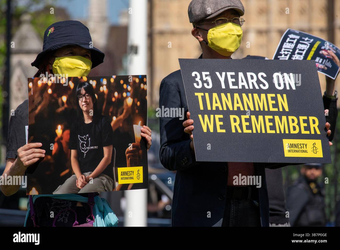 2 juin 2024, Londres, Angleterre, Royaume-Uni : Amnesty International a organisé un rassemblement sur la place du Parlement pour commémorer le 35e anniversaire du massacre de la place Tiananmen en raison de la répression sanglante du gouvernement chinois contre les manifestations étudiantes. Les manifestants tiennent des pancartes avec des messages et une image de Chow Hang-Tung, l'activiste et avocat de Hong Kong. (Crédit image : © Krisztian Elek/ZUMA Press Wire) Banque D'Images 2 juin 2024, Londres, Angleterre, Royaume-Uni : Amnesty International a organisé un rassemblement sur la place du Parlement pour commémorer le 35e anniversaire du massacre de la place Tiananmen en raison de la répression sanglante du gouvernement chinois contre les manifestations étudiantes. Les manifestants tiennent des pancartes avec des messages et une image de Chow Hang-Tung, l'activiste et avocat de Hong Kong. (Crédit image : © Krisztian Elek/ZUMA Press Wire) Banque D'Images