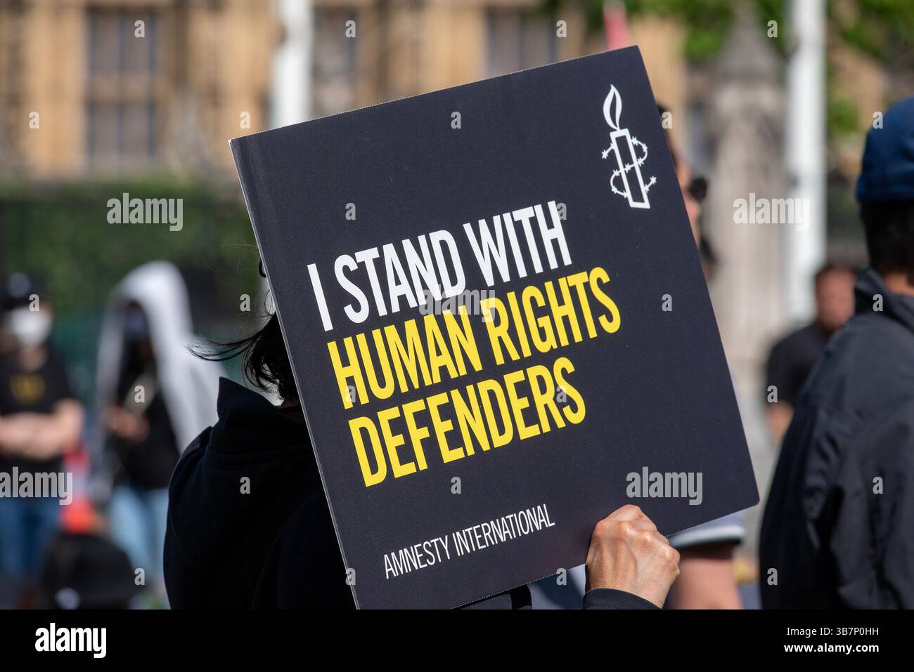 2 juin 2024, Londres, Angleterre, Royaume-Uni : Amnesty International a organisé un rassemblement sur la place du Parlement pour commémorer le 35e anniversaire du massacre de la place Tiananmen en raison de la répression sanglante du gouvernement chinois contre les manifestations étudiantes. Un manifestant tient une pancarte avec un message dessus. (Crédit image : © Krisztian Elek/ZUMA Press Wire) Banque D'Images 2 juin 2024, Londres, Angleterre, Royaume-Uni : Amnesty International a organisé un rassemblement sur la place du Parlement pour commémorer le 35e anniversaire du massacre de la place Tiananmen en raison de la répression sanglante du gouvernement chinois contre les manifestations étudiantes. Un manifestant tient une pancarte avec un message dessus. (Crédit image : © Krisztian Elek/ZUMA Press Wire) Banque D'Images