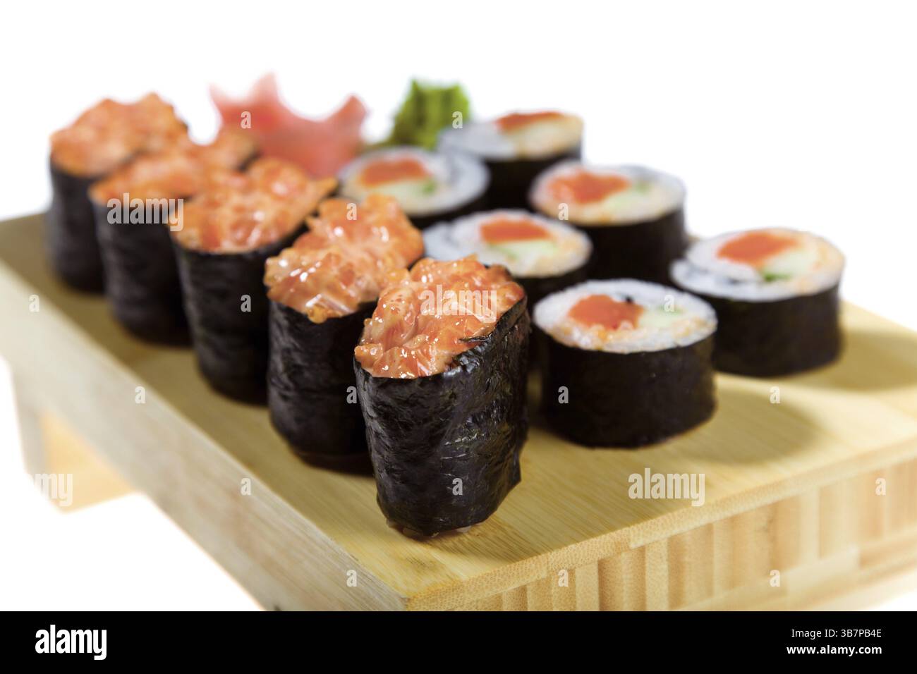 Suhi appétissant isolé sur le fond blanc Banque D'Images