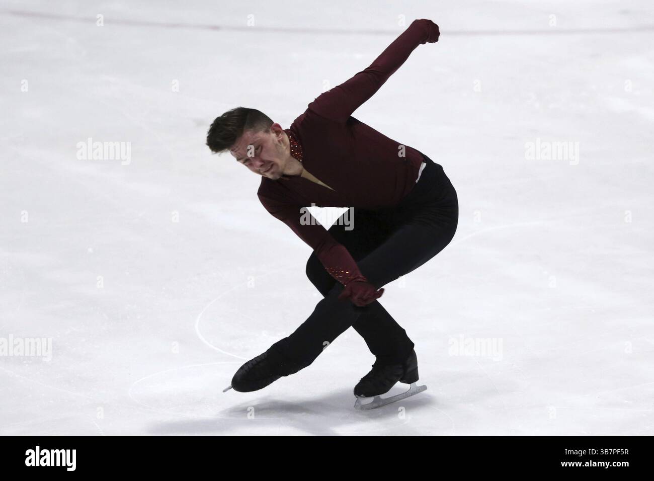 Sofia, Bulgarie - 28 février 2021 : Alexander Zlatkov, de Bulgarie, se produit dans la catégorie senior du patinage gratuit masculin de Sofia Trophy International Banque D'Images