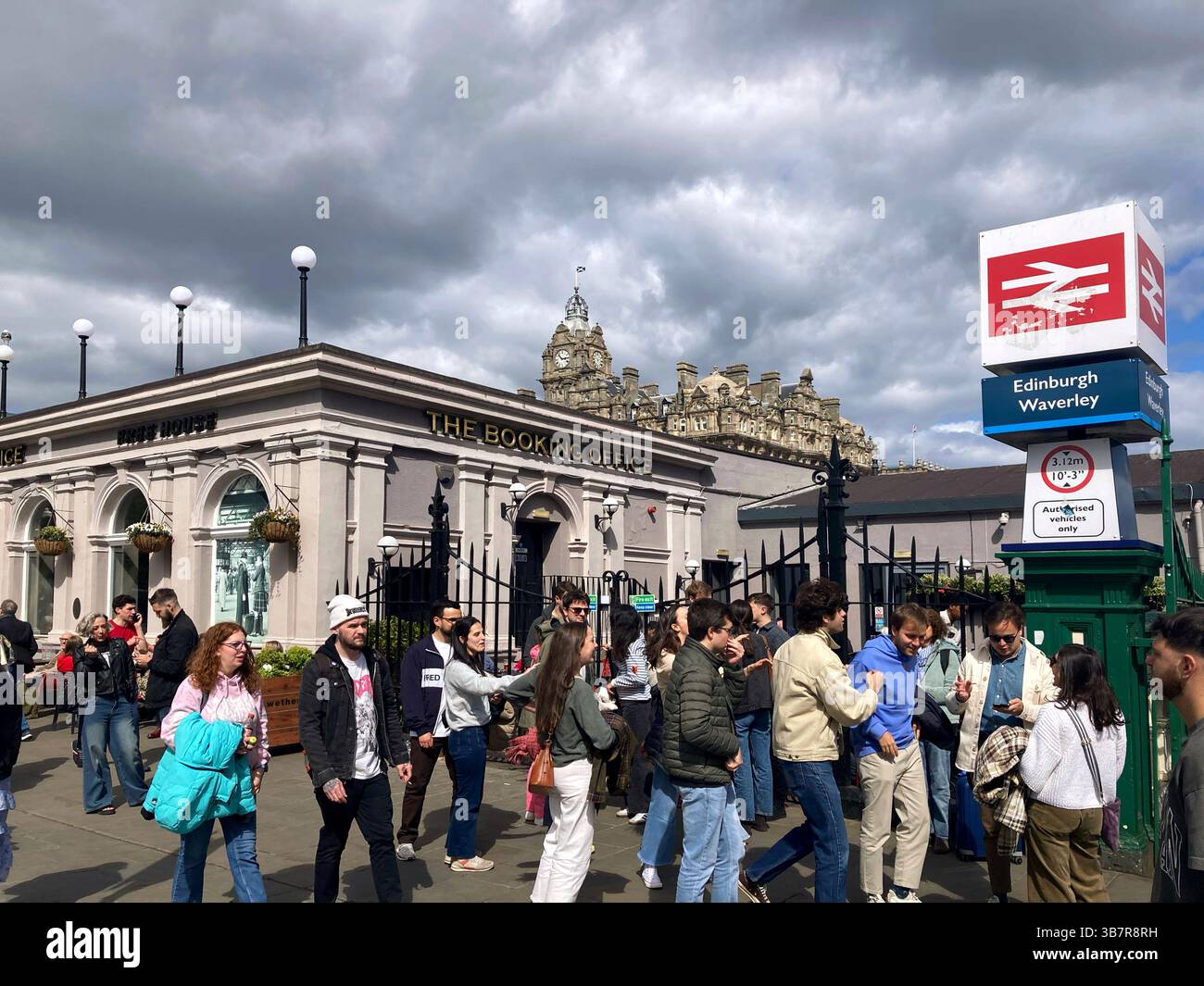 Waverley Bridge, devant le bureau de réservation de Wetherspoons et la gare de Waverley, à Édimbourg, Écosse Banque D'Images
