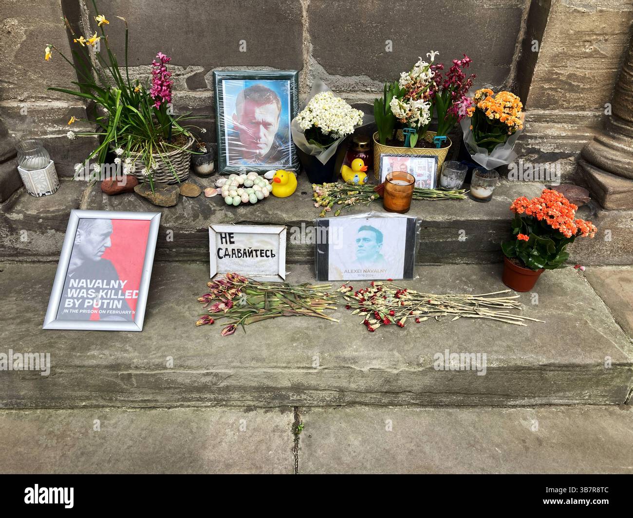 Sanctuaire à la Croix du Mercat pour Alexei Navalny, chef de l'opposition russe mort en prison en 2024, Parliament Square, Édimbourg, Écosse - Image de stock capturée avec un smartphone