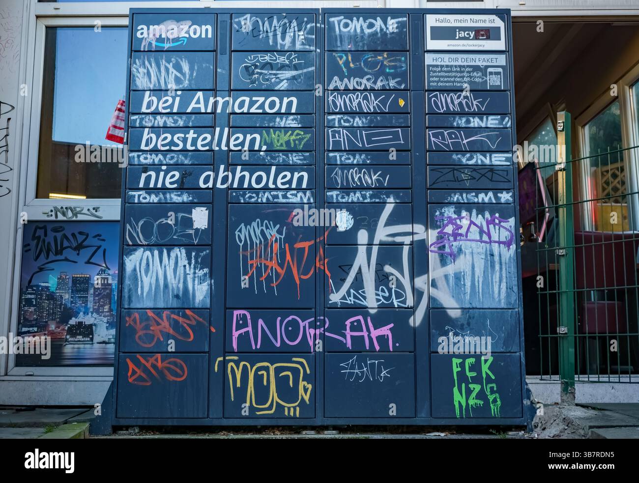 La station de ramassage Amazon à Berlin-Lichtenberg a dégrafé avec des graffitis et un message ironique : « Commandez chez Amazon, ne ramassez jamais ». Banque D'Images