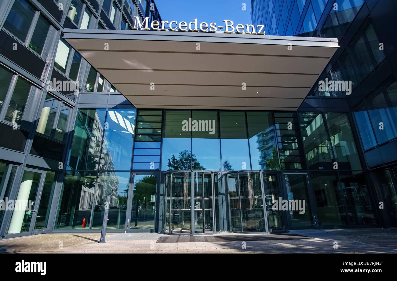 Façade de bureau Mercedes-Benz à Berlin-Friedrichshain près de l'ancienne Mercedes-Benz Arena, aujourd'hui Uber Arena, par une journée de printemps ensoleillée. Banque D'Images