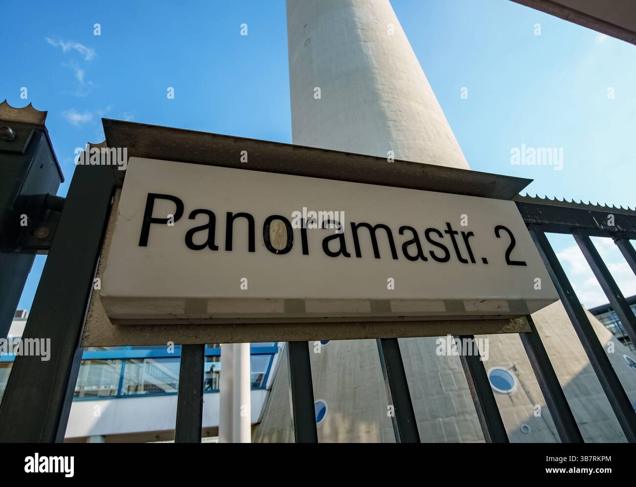 Panneau de rue pour Panoramastrasse 2 à Berlin, situé au pied de la célèbre Fernsehturm (tour de télévision) dans le centre de Mitte. Banque D'Images
