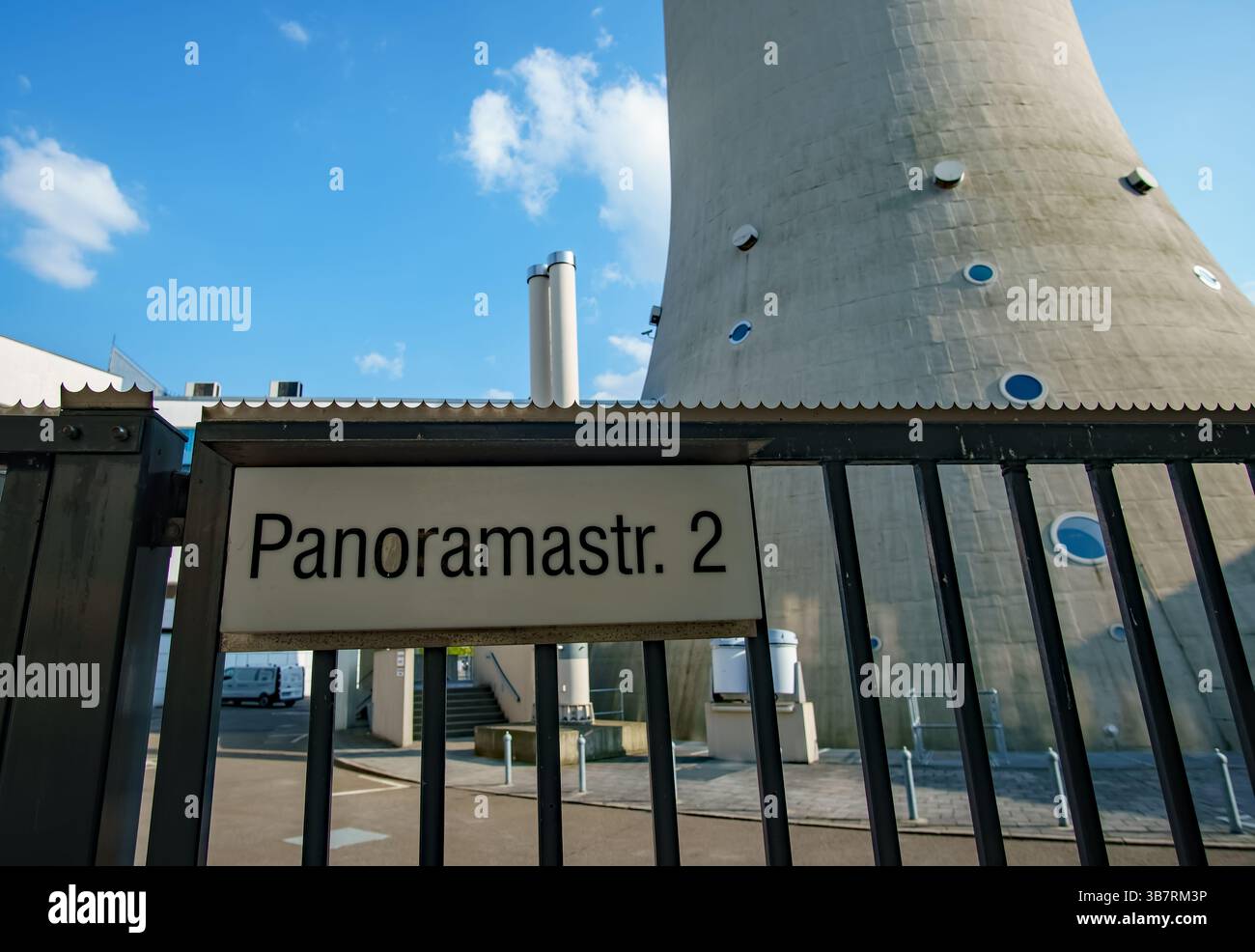 Panneau de rue pour Panoramastrasse 2 à Berlin, situé au pied de la célèbre Fernsehturm (tour de télévision) dans le centre de Mitte. Banque D'Images