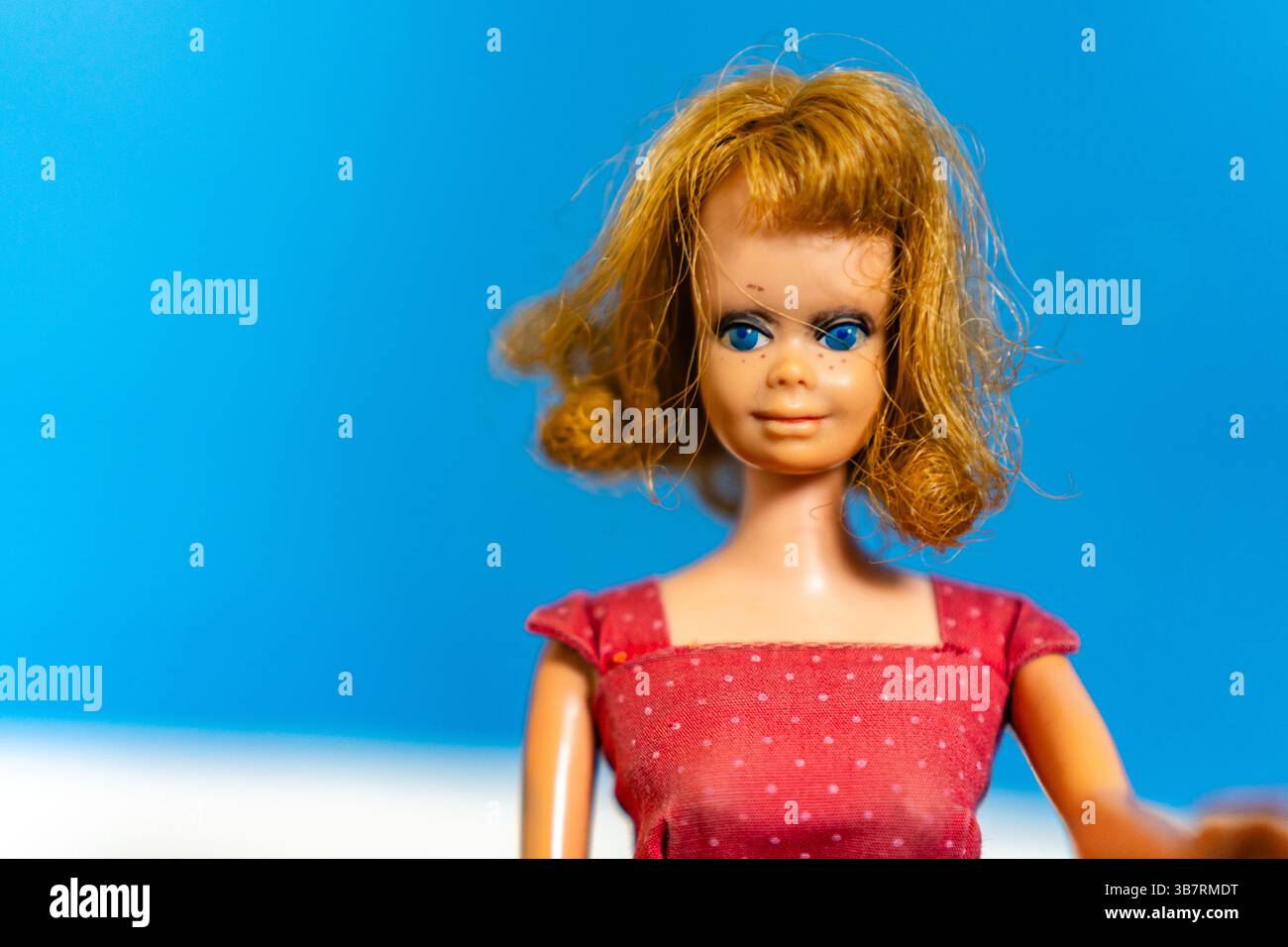 Boston, ma, US-6 mai 2025 : poupée Barbie vintage mignonne portant une robe rouge vif nommée Midge. Midge était le meilleur ami de Barbie. Banque D'Images