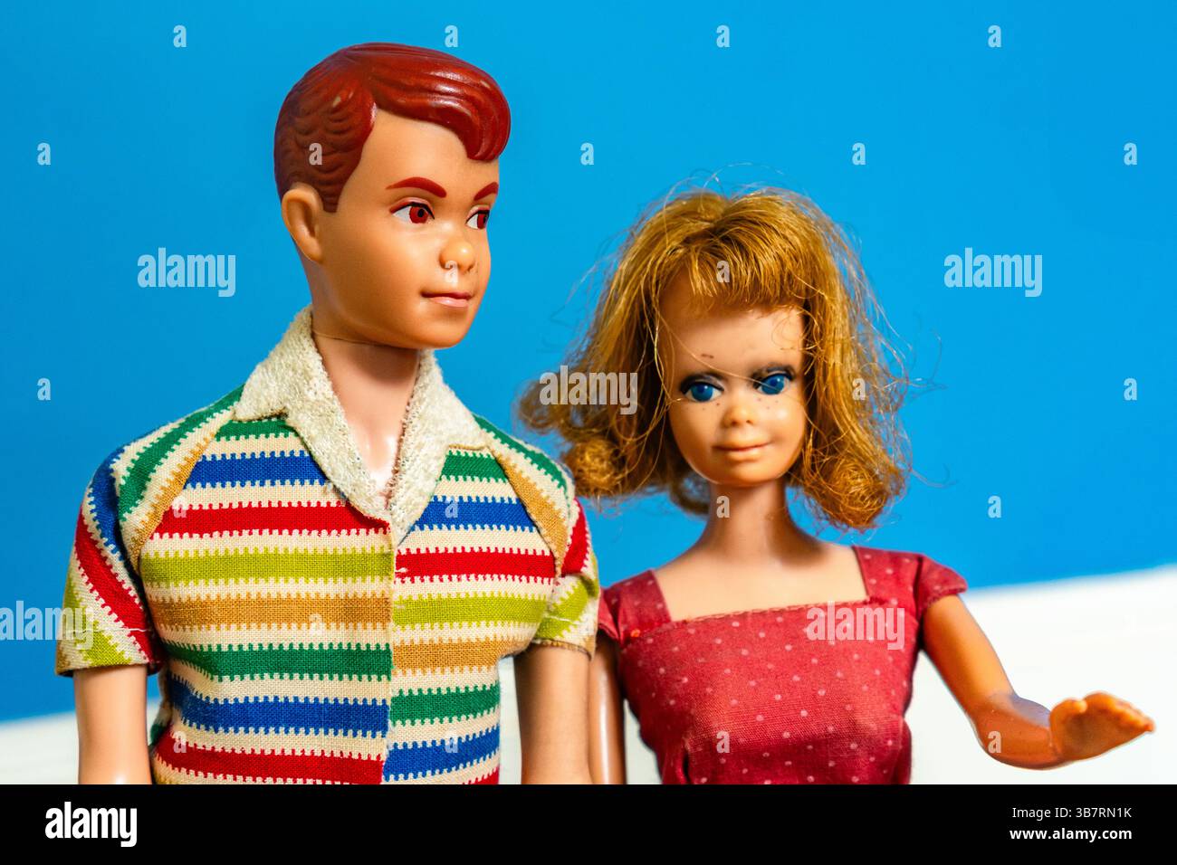 Boston, ma, US-6 mai 2025 : Cute vintage Barbie poupée - meilleur ami de Barbie, Midge, portant une robe rouge vif et posé avec son petit ami Allan. Banque D'Images