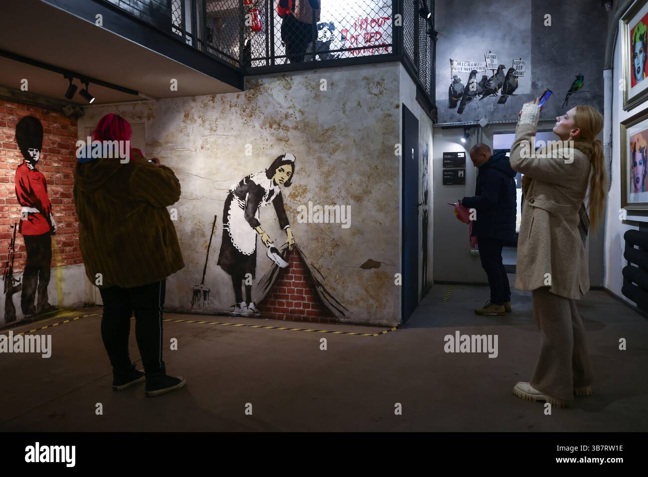 20 janvier 2024, Cracovie, Pologne : les gens visitent le musée Banksy à Cracovie, Pologne le 20 janvier 2024. Une exposition inspirée par le Street art de Banksy présente des reproductions de plus de 150 pièces de l'artiste contemporain le plus mystérieux qui ont été organisées dans la zone de plus d'un millier carré metres.in intérieurs post-industriels de l'ancienne usine. (Crédit image : © Beata Zawrzel/ZUMA Press Wire) Banque D'Images
