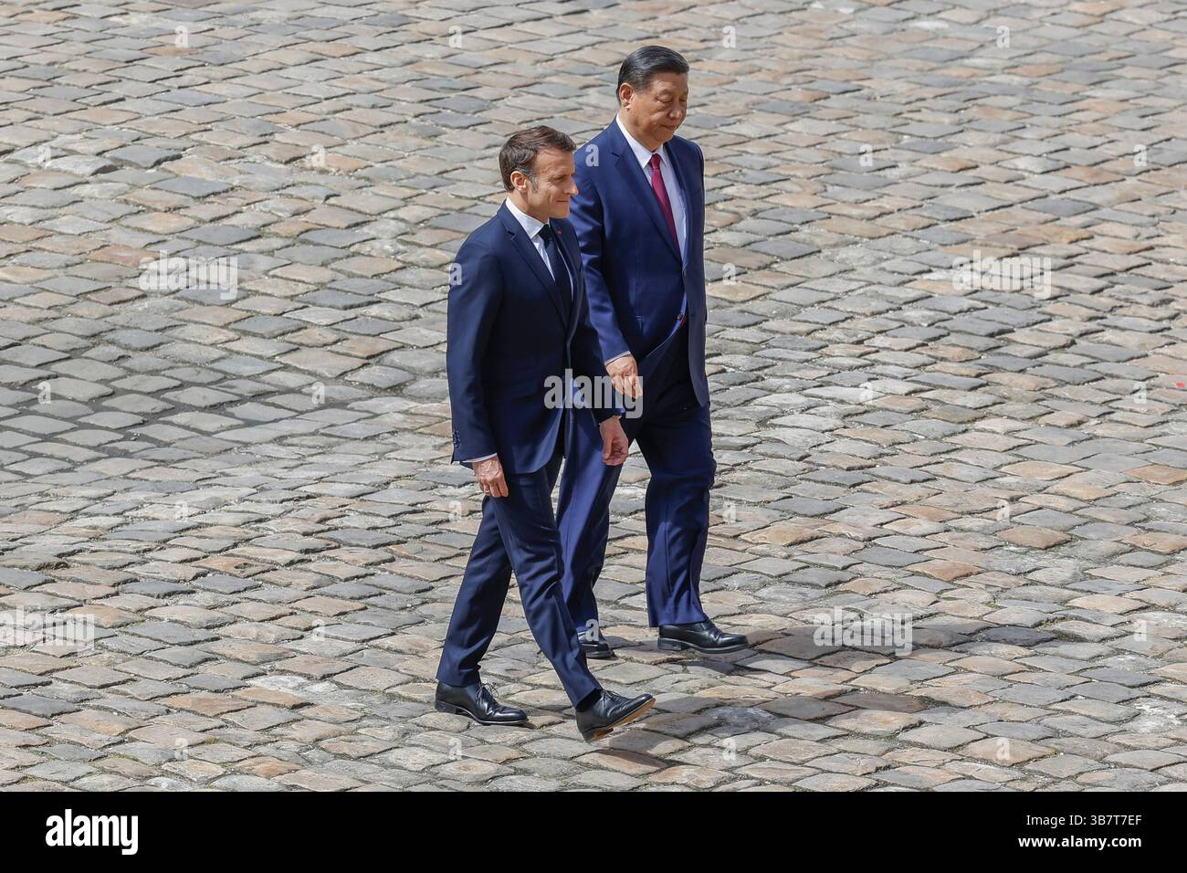 6 mai 2024, Paris, France : M. XI Jinping, président de la République populaire de Chine et Emmanuel Macron, président de la République française lors de la visite d'État en France à l'Hôtel des Invalides. (Crédit image : © Loic Baratoux/ZUMA Press Wire) Banque D'Images