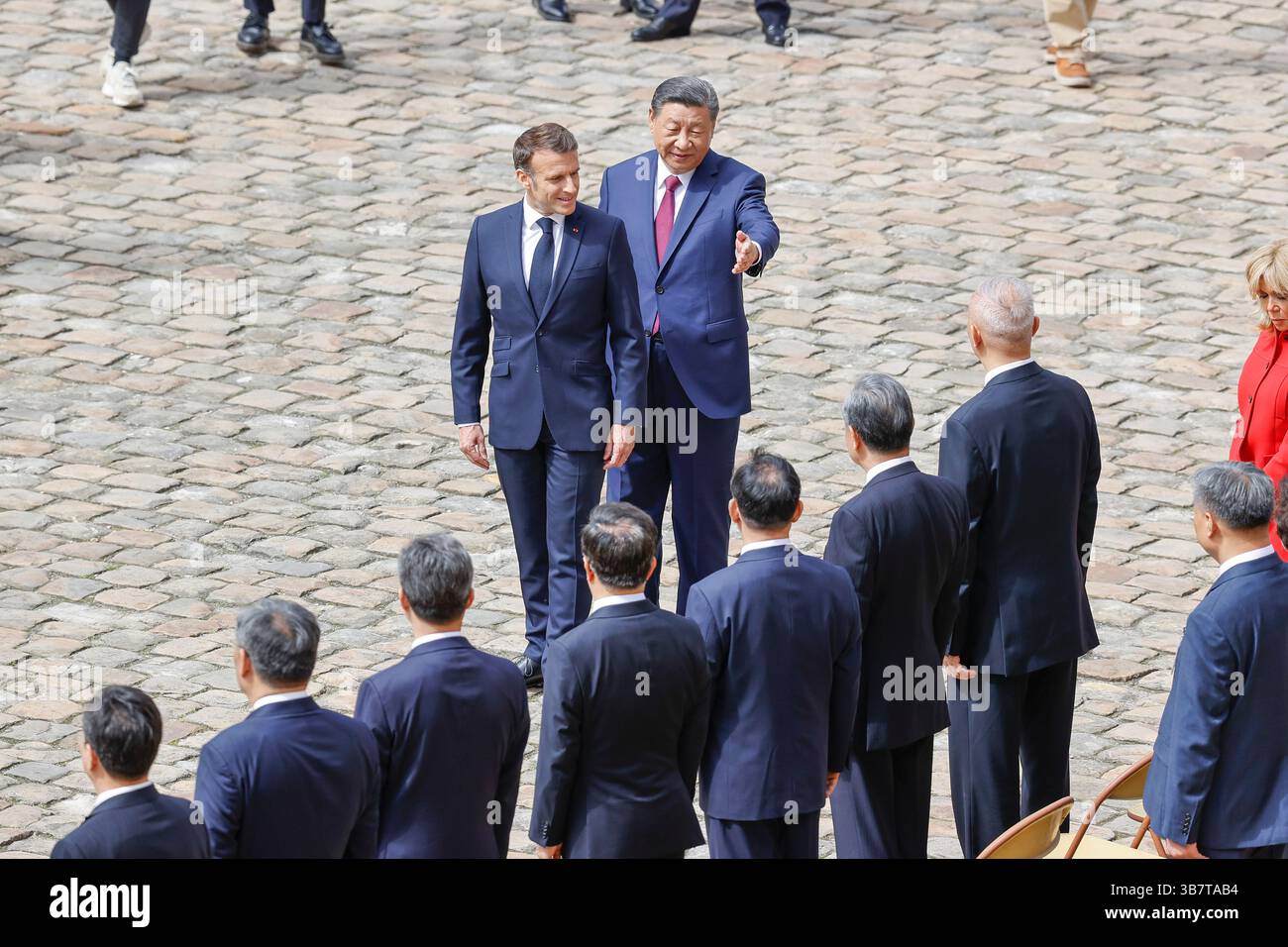 6 mai 2024, Paris, France : M. XI Jinping, président de la République populaire de Chine et Emmanuel Macron, président de la République française lors de la visite d'État en France à l'Hôtel des Invalides. (Crédit image : © Loic Baratoux/ZUMA Press Wire) Banque D'Images