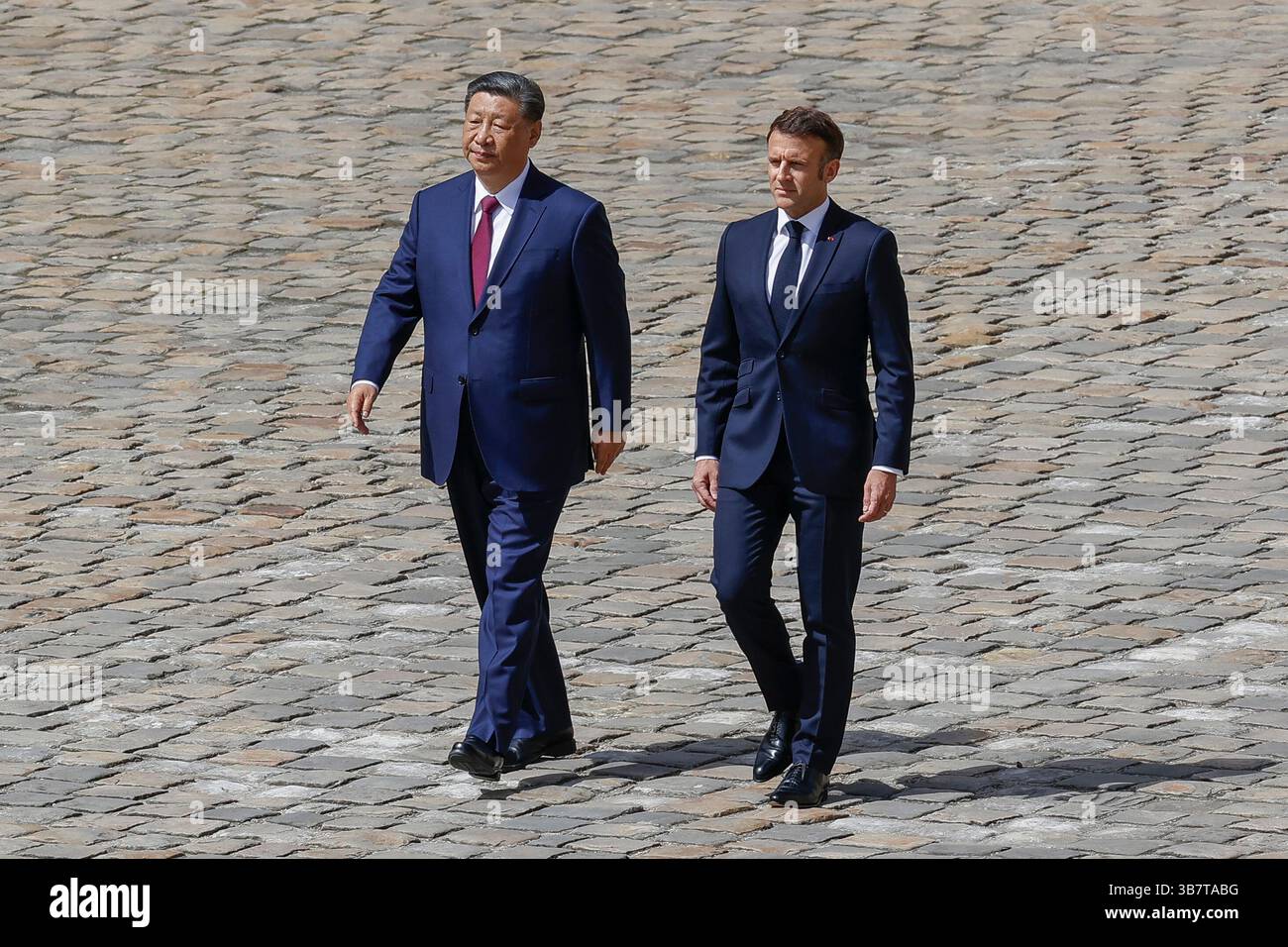 6 mai 2024, Paris, France : M. XI Jinping, président de la République populaire de Chine et Emmanuel Macron, président de la République française lors de la visite d'État en France à l'Hôtel des Invalides. (Crédit image : © Loic Baratoux/ZUMA Press Wire) Banque D'Images