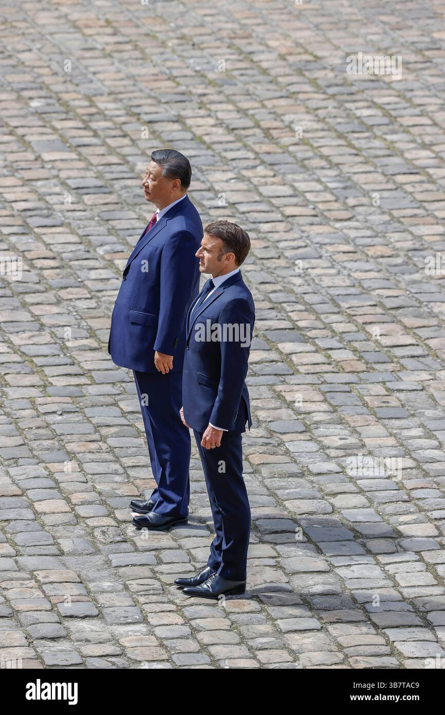6 mai 2024, Paris, France : M. XI Jinping, président de la République populaire de Chine et Emmanuel Macron, président de la République française lors de la visite d'État en France à l'Hôtel des Invalides. (Crédit image : © Loic Baratoux/ZUMA Press Wire) Banque D'Images