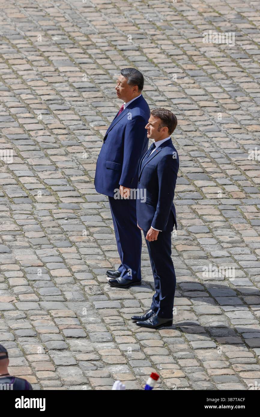 6 mai 2024, Paris, France : M. XI Jinping, président de la République populaire de Chine et Emmanuel Macron, président de la République française lors de la visite d'État en France à l'Hôtel des Invalides. (Crédit image : © Loic Baratoux/ZUMA Press Wire) Banque D'Images