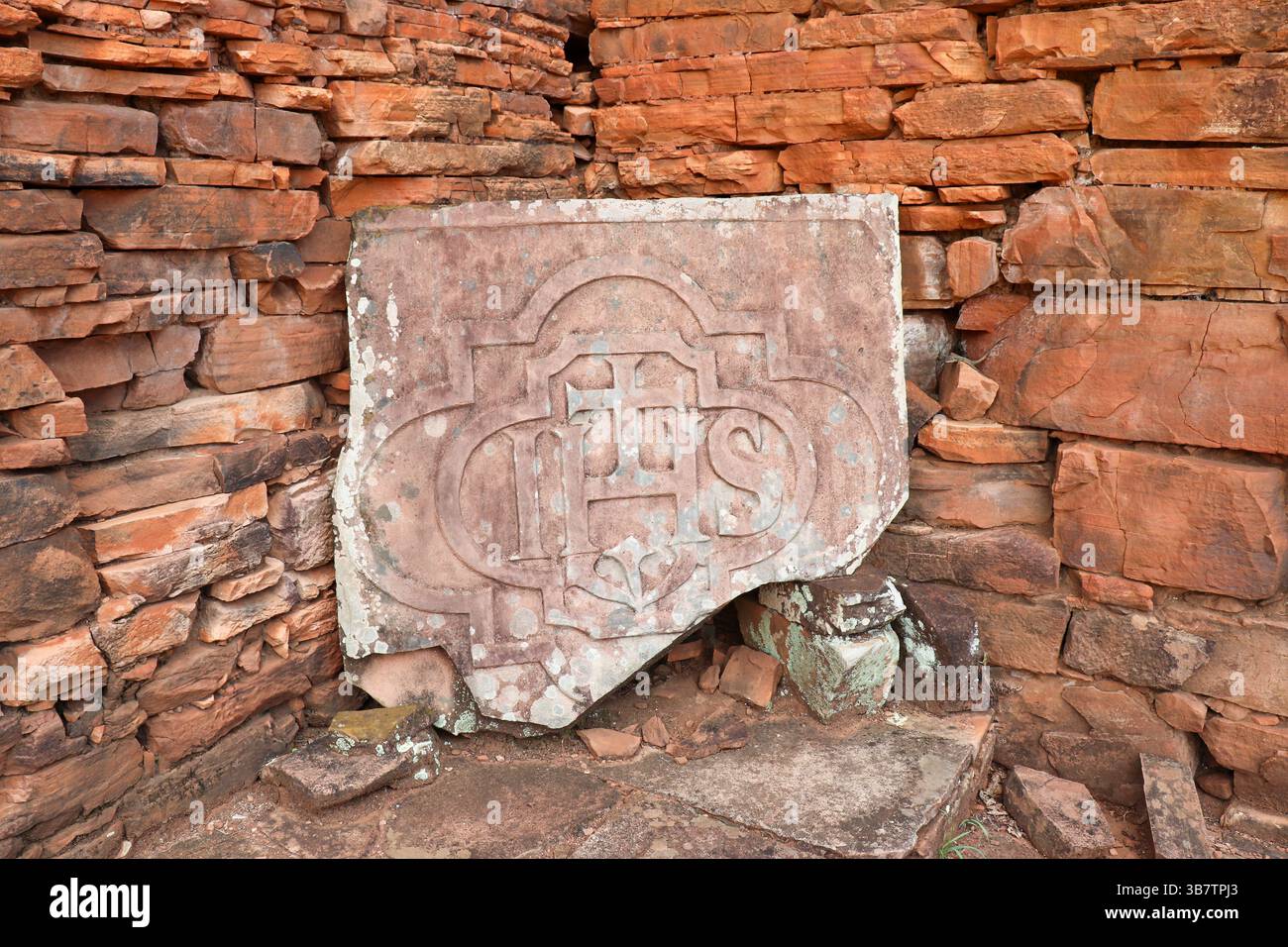 Sculpture détaillée du symbole papal sur une pierre d'angle de l'autel antique. Témoignage du lien historique et de l'influence de l'Église catholique dans Banque D'Images