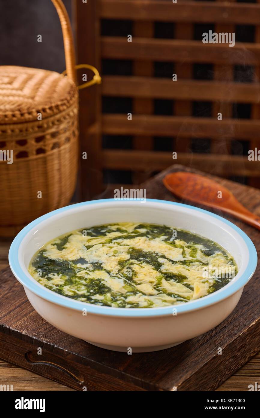 Soupe aux algues et aux œufs Banque D'Images