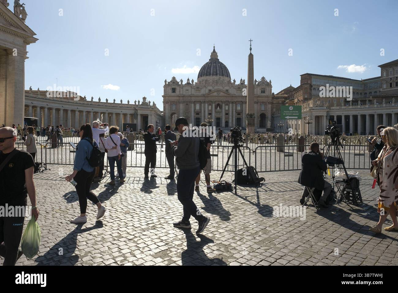 Les gens traversent la place Pierre, la basilique Pierre peut être vue en arrière-plan. Le conclave pour élire un nouveau pape commence le 7 mai. Rome, 06, Banque D'Images Les gens traversent la place Pierre, la basilique Pierre peut être vue en arrière-plan. Le conclave pour élire un nouveau pape commence le 7 mai. Rome, 06, Banque D'Images