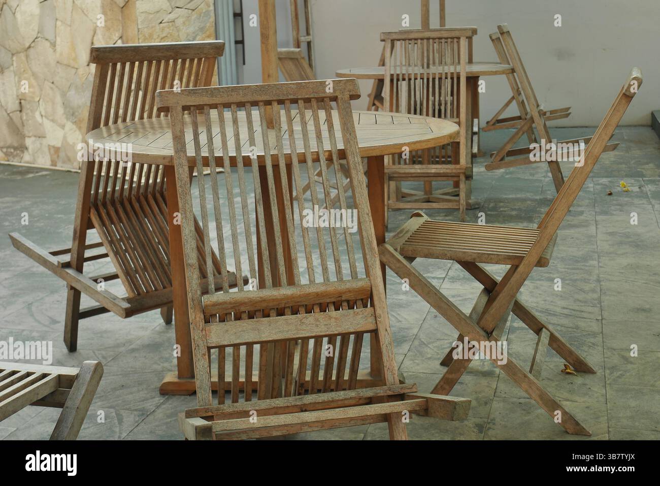 Chaise pliante en bois qui semble fanée parce qu'elle est placée dans un espace extérieur Banque D'Images