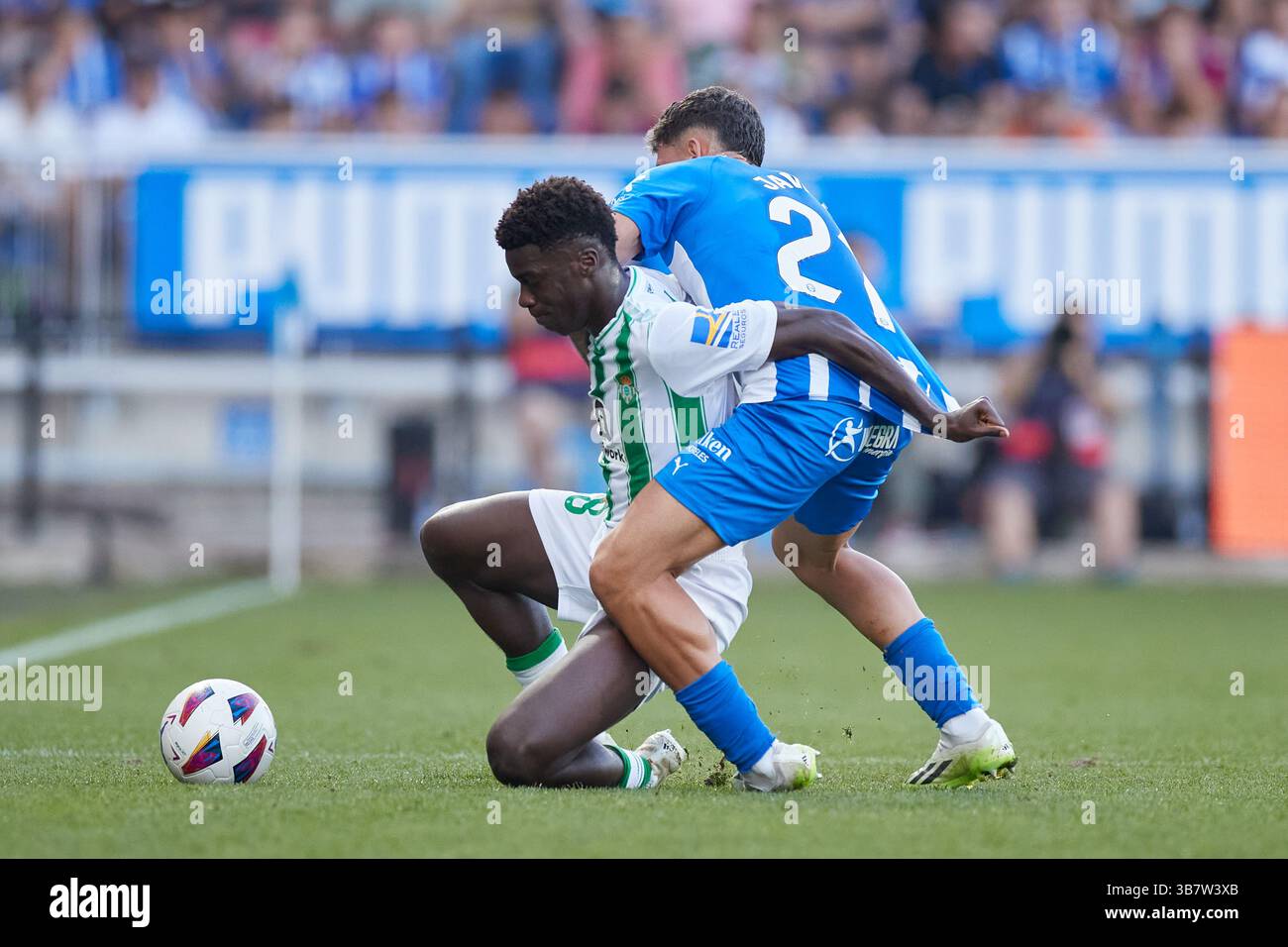 8 octobre 2023 : Assane Diao du Real Betis Balompie concourt pour le ballon avec Javi Lopez du Deportivo Alaves lors du match LaLiga EA Sports entre le Deportivo Alaves et le Real Betis Balompie à Mendizorroza le 8 octobre 2023, à Vitoria, en Espagne. (Crédit image : © Ricardo Larreina/AFP7 via ZUMA Press Wire) Banque D'Images