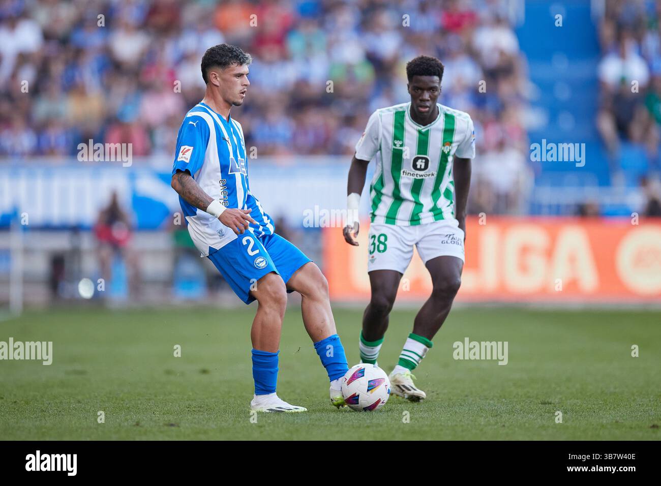 8 octobre 2023 : Javi Lopez du Deportivo Alaves concourt pour le ballon avec Assane Diao du Real Betis Balompie lors du match LaLiga EA Sports entre le Deportivo Alaves et le Real Betis Balompie à Mendizorroza le 8 octobre 2023, à Vitoria, en Espagne. (Crédit image : © Ricardo Larreina/AFP7 via ZUMA Press Wire) Banque D'Images