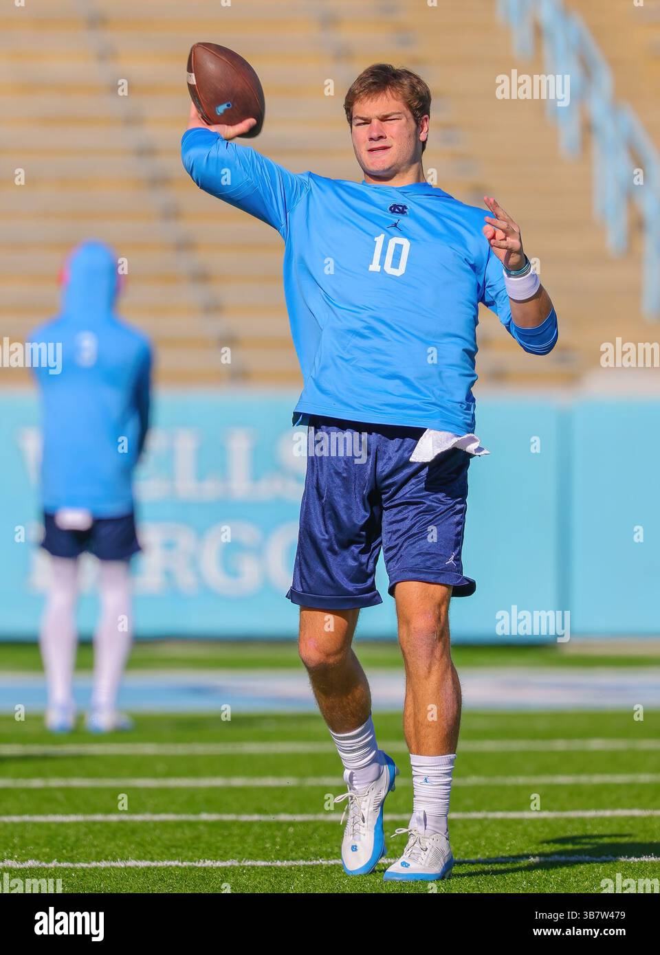 14 octobre 2023, Chapel Hill, Caroline du Nord, États-Unis : le quarterback de l'UNC DRAKE MAYE (10 ans) se réchauffe avant le match Campbell et UNC le 4 octobre 2023 au Kenan Stadium de Chapel Hill, NC. (Crédit image : © Israel Anta via ZUMA Press Wire) Banque D'Images