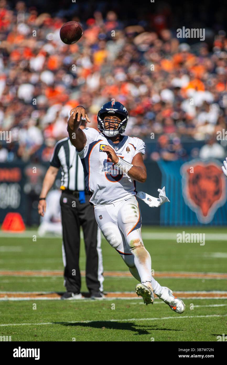 1er octobre 2023 : le quarterback #3 des Broncos Russell Wilson lance la balle lors d'un match contre les Bears de Chicago à Chicago, dans l'Illinois. Mike Wulf/CSM (image de crédit : Banque D'Images