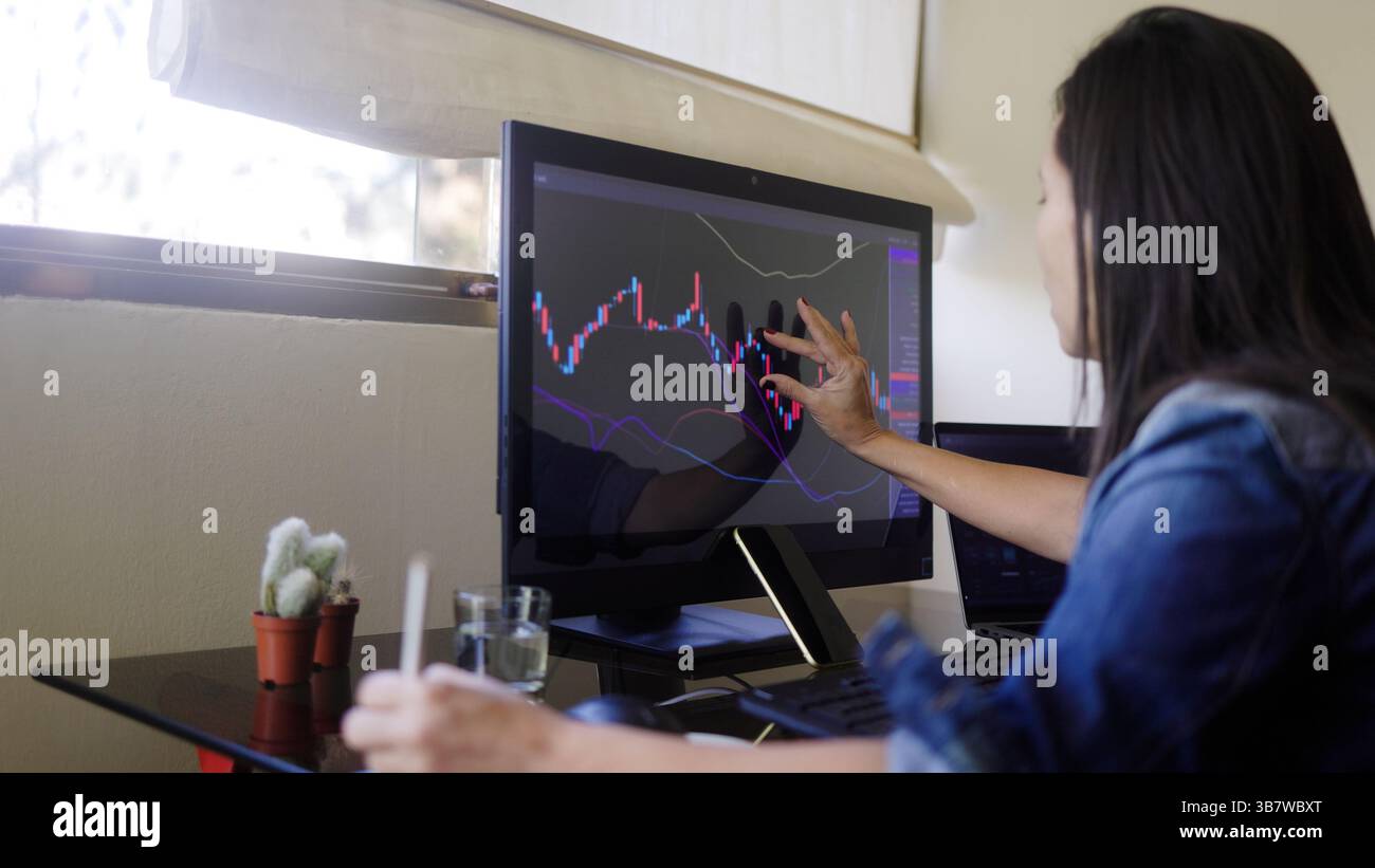 Femme de trading analysant le graphique sur l'application crypto. Concept de stratégie boursière Banque D'Images