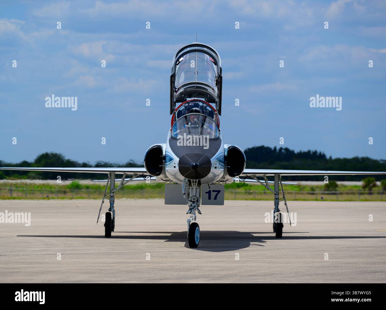 25 avril 2024 - Merritt Island, Floride, États-Unis - les astronautes SUNITA WILLIAMS et BUTCH WILMORE DE la NASA arrivent à bord d'un Northrop T-38 talon au centre de lancement et d'atterrissage du Kennedy Space Center de la NASA en Floride le jeudi 25 avril 2024, avant la mission d'essais en vol de la NASA et de Boeing. WILMORE et WILLIAMS monteront à bord de la sonde Starliner au sommet d'une fusée Atlas V de l'United Launch Alliance (ULA) qui doit être lancée à 22 h 34 (HE) le 6 mai du complexe de lancement spatial 41 de la Station spatiale Cape Canaveral vers la Station spatiale internationale. (Crédit image : © Jennifer Briggs/ZUMA Press Wire) Banque D'Images