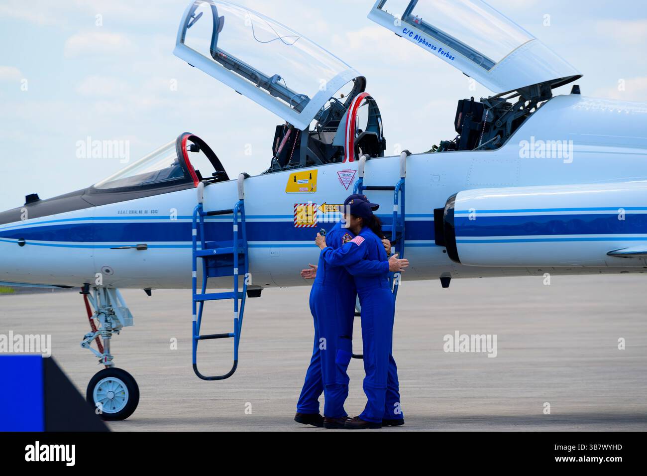 25 avril 2024 - Merritt Island, Floride, États-Unis - les astronautes BUTCH WILMORE et SUNITA WILLIAMS DE la NASA arrivent à bord d'un Northrop T-38 talon au centre de lancement et d'atterrissage du Kennedy Space Center de la NASA en Floride le jeudi 25 avril 2024, avant la mission d'essais en vol de la NASA et de Boeing. WILMORE et WILLIAMS embarqueront à bord de la sonde Starliner au sommet d'une fusée Atlas V de l'United Launch Alliance (ULA) qui doit être lancée à 22 h 34 (HE) le 6 mai du complexe de lancement spatial 41 de la Station spatiale Cape Canaveral vers la Station spatiale internationale. (Crédit image : © Jennifer Briggs/ZUMA Press Banque D'Images