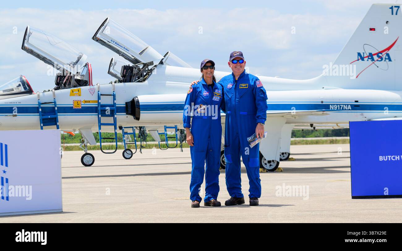 Le 25 avril 2024 - Merritt Island, Floride, États-Unis - les astronautes de la NASA (G-d) SUNITA WILLIAMS et BUTCH WILMORE arrivent à bord d'un Northrop T-38 talon au centre de lancement et d'atterrissage du Kennedy Space Center de la NASA en Floride le jeudi 25 avril 2024, avant la mission d'essais en vol de la NASA et de Boeing. WILMORE et WILLIAMS monteront à bord de la sonde Starliner au sommet d'une fusée Atlas V de l'United Launch Alliance (ULA) qui doit être lancée à 22 h 34 (HE) le 6 mai du complexe de lancement spatial 41 de la Station spatiale Cape Canaveral vers la Station spatiale internationale. (Crédit image : © Jennifer Briggs/ZUMA Press W Banque D'Images