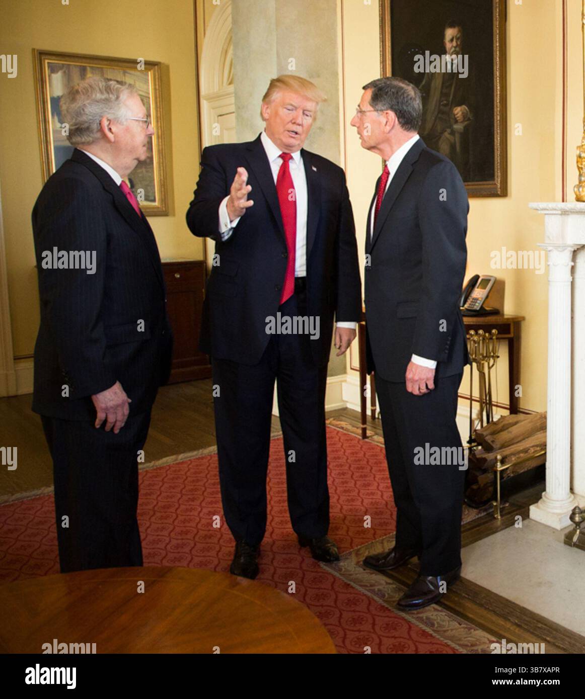 24 octobre 2017, Washington, District de Columbia, États-Unis d'Amérique : le président Donald J. Trump arrive au Capitole, le mardi 24 octobre 2017, accueilli par le chef de la majorité au Sénat, Mitch McConnell, R-KY, et le président du comité de politique républicaine du Sénat, John Barrasso, R-WY, à Washington, D.C. personnes : le président Donald J. Trump. (Crédit image : © SMG via ZUMA Press Wire) Banque D'Images