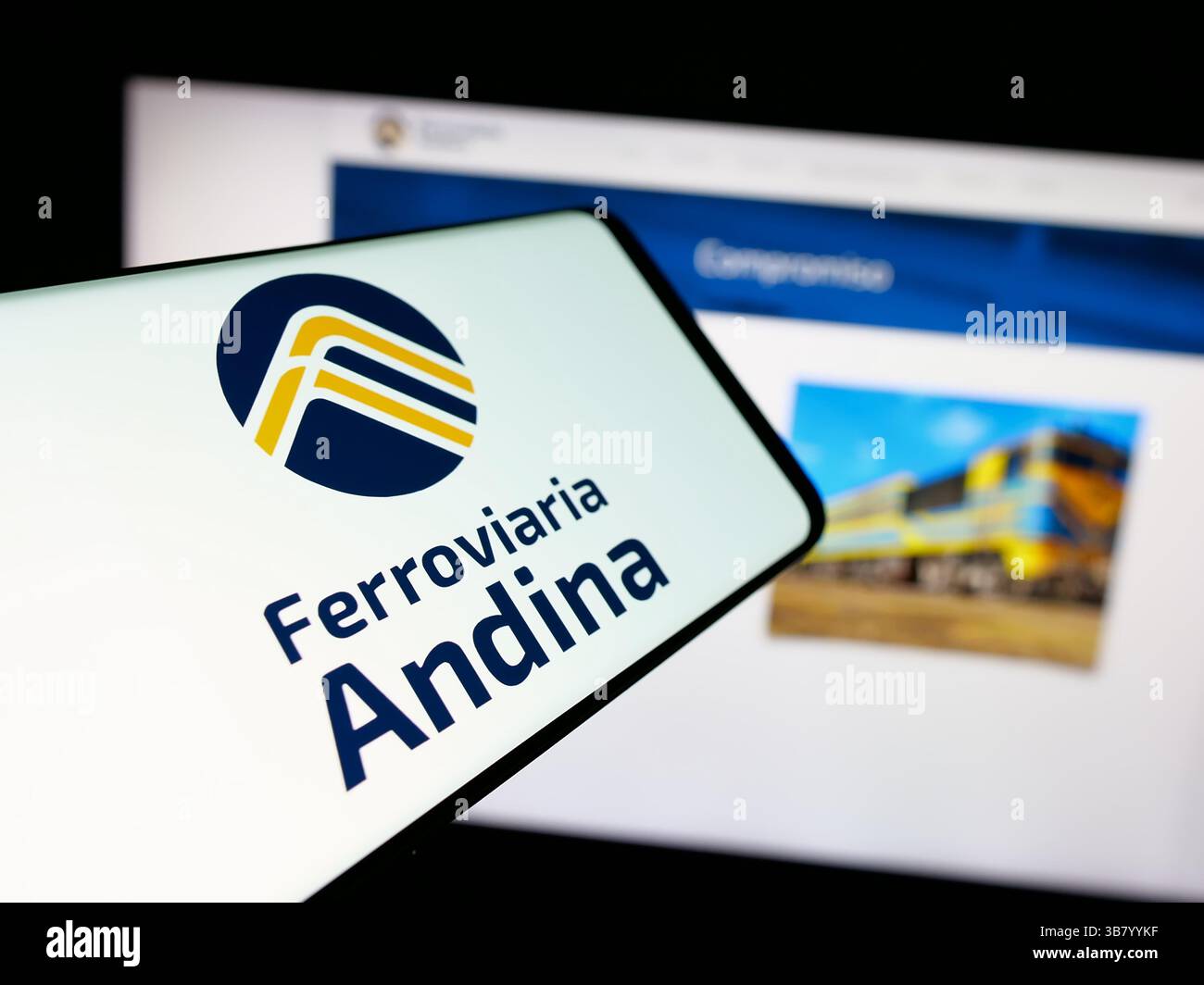 Dans cette illustration photo, un smartphone avec le logo de la société Empresa Ferroviaria Andina S.A. (FCA) est vu sur l'écran en face du site. Banque D'Images